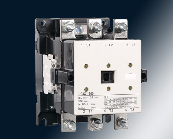 CJX1交流接觸器適用于交流50Hz或60Hz、電壓至690V、電流至475A的電力線(xiàn)路中，供遠(yuǎn)距離頻繁起動(dòng)和控制電動(dòng)機(jī)及接通與分?jǐn)嚯娐?。?jīng)加裝機(jī)械聯(lián)鎖機(jī)構(gòu)后組…